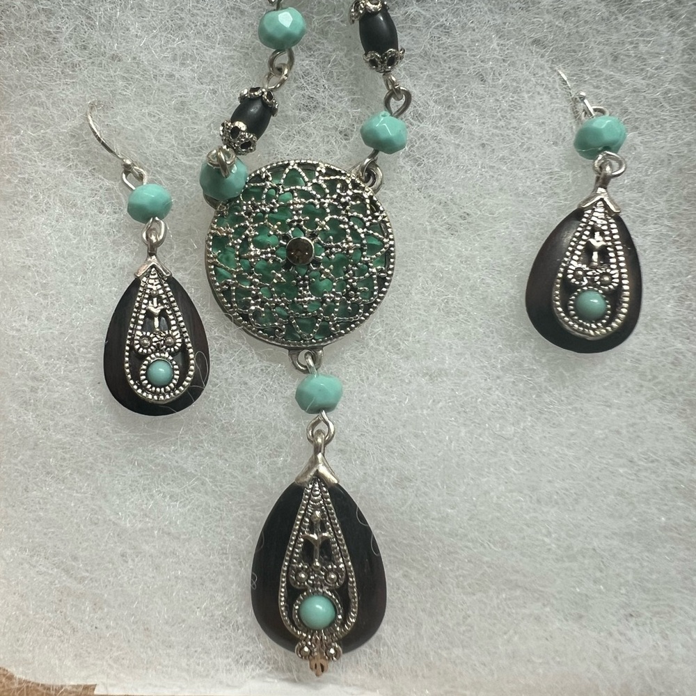 Avon Black and Turquoise Necklace Set